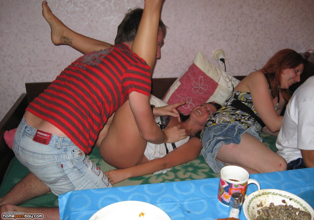Подружки на пьянке разделись и начали снимать друг друга порно фото бесплатно