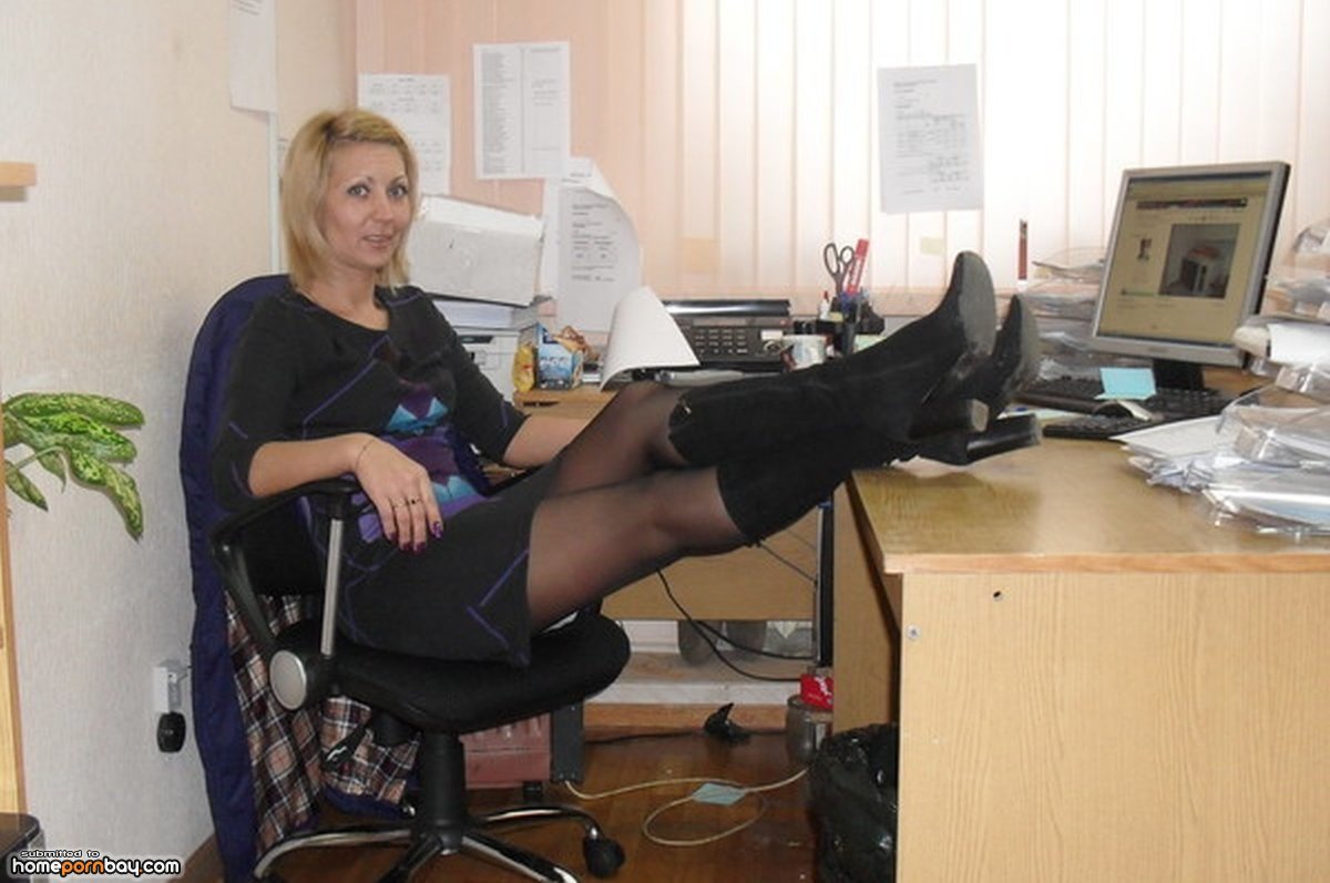 Стриптиз зрелой женщины с волосатой пиздой в офисе