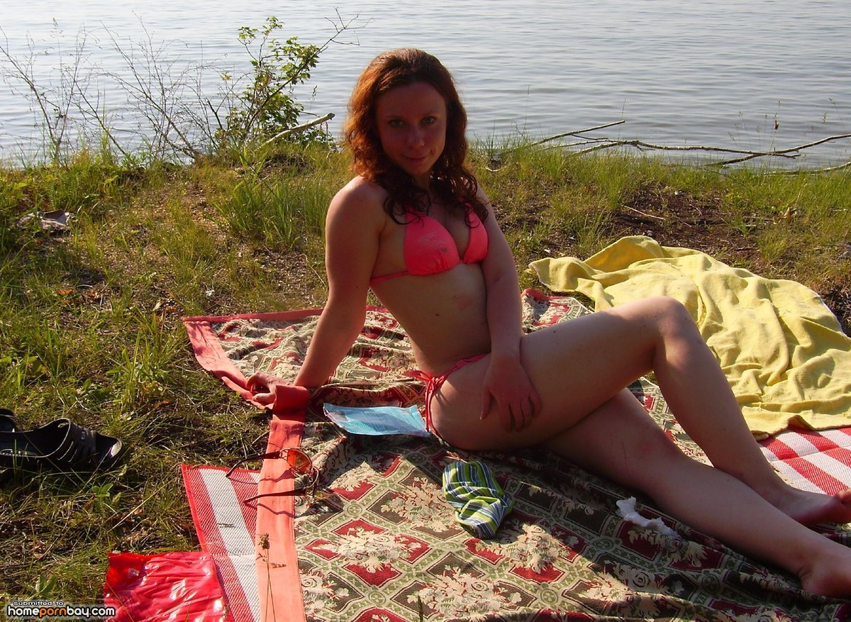 Лысая смуглянка в любительском видео трахается с поклонником на пикнике