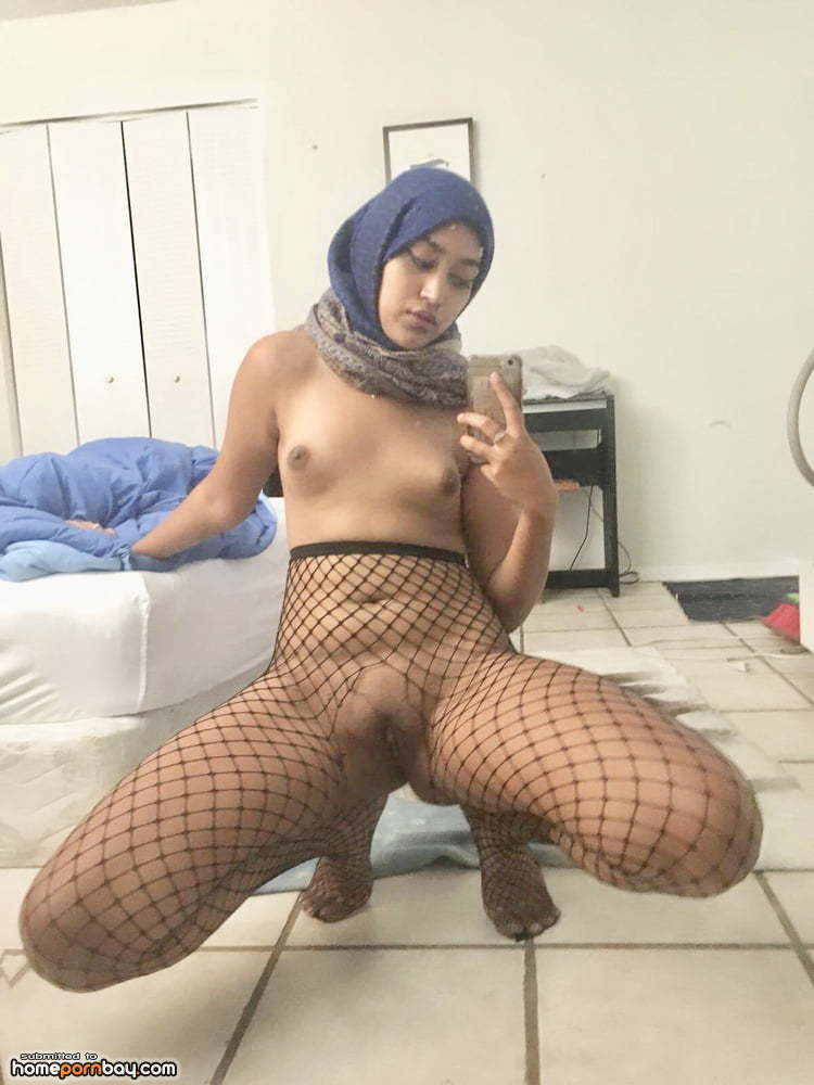 Beauty muslim hijab masturbation