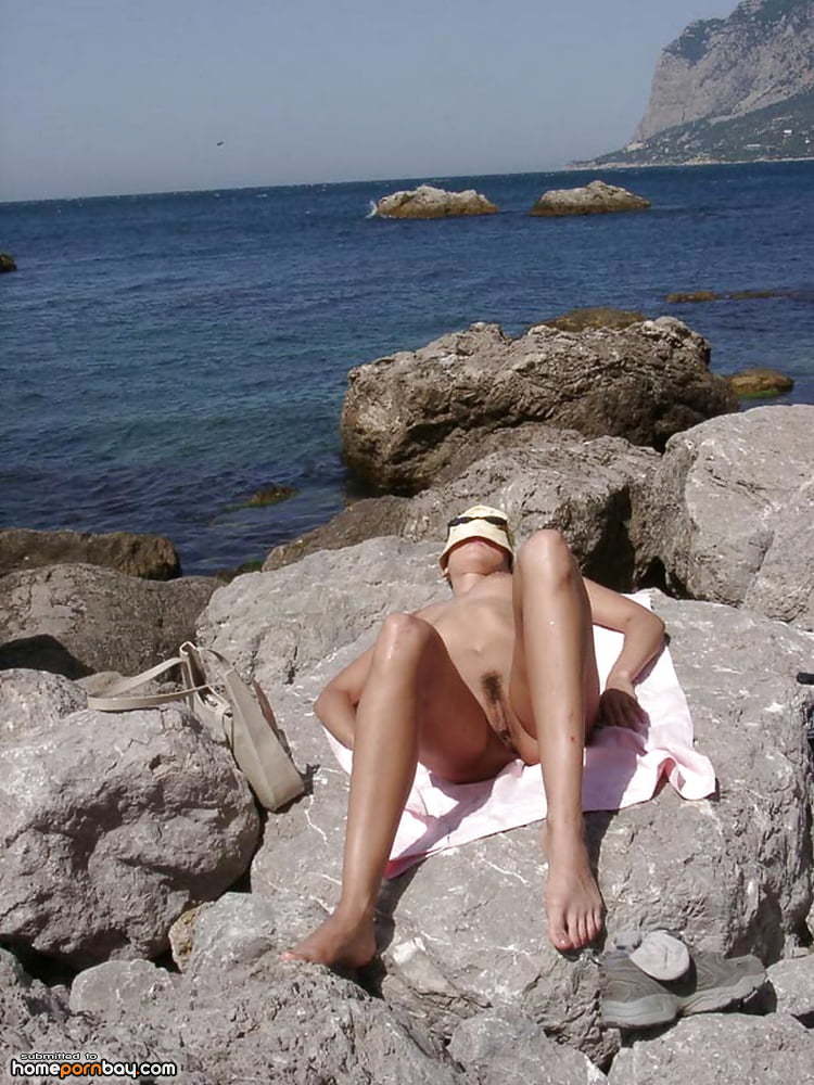 Загорелая курортница показала себя без купальника - порно фото