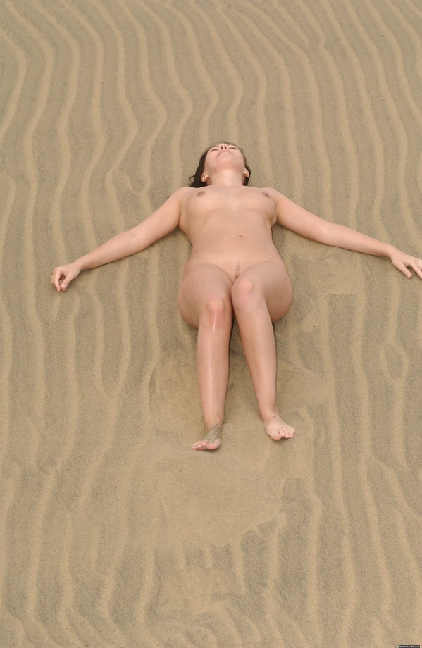 Грудастая брюнетка позирует в пустыне голышом на закате - порно фото