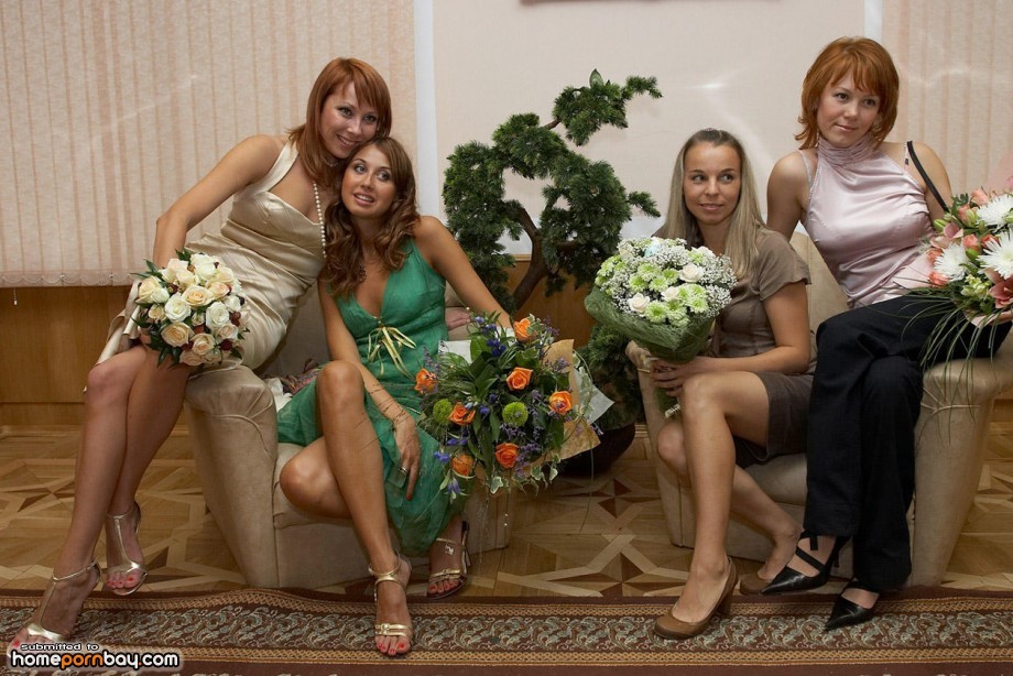 Русские реальные муж жена подруга. Фотосессия жены. Подружки невесты в колготках. Подруги невесты русские. Подружки невесты в чулках.