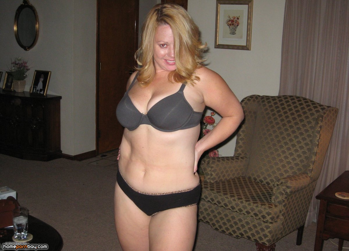 Amateur UK mature mom posing on photo
