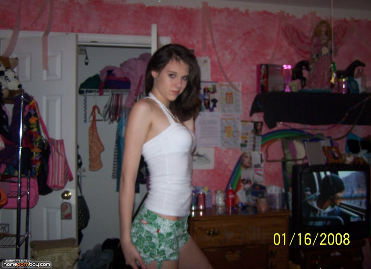 Amateur teen GF nude in her room