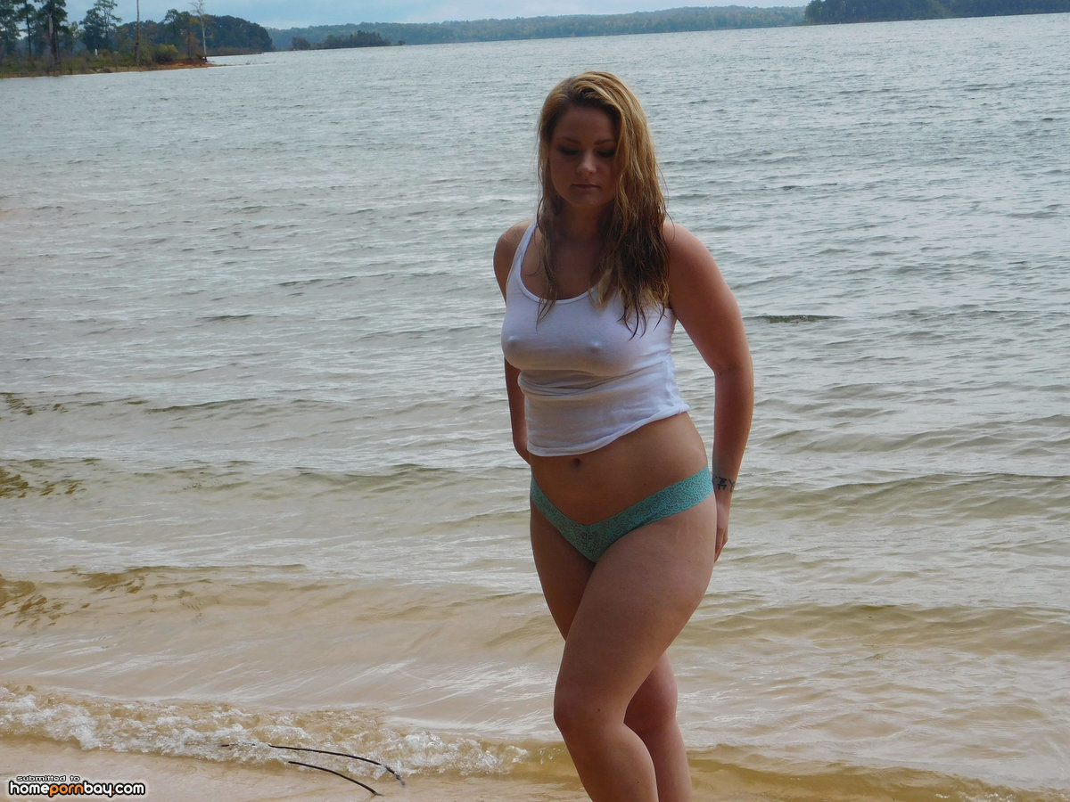 Sexy curvy amateur babe naked at lake