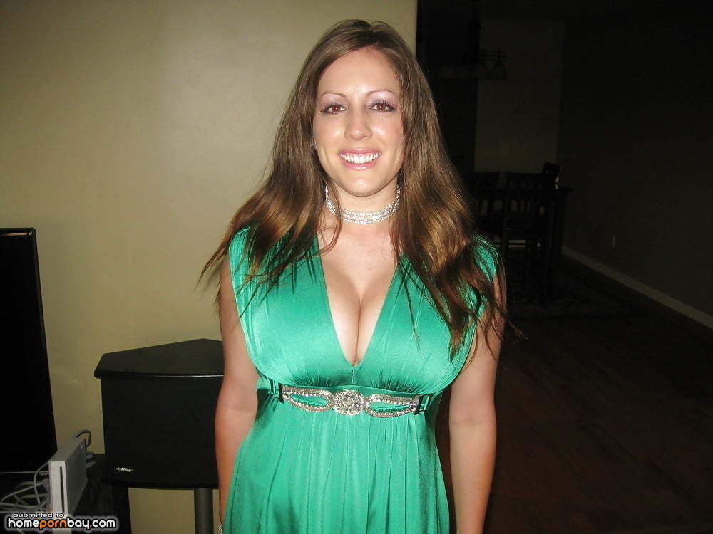 Sexy busty american MILF image