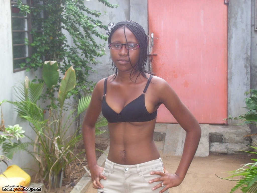 Ebony amateur girl topless