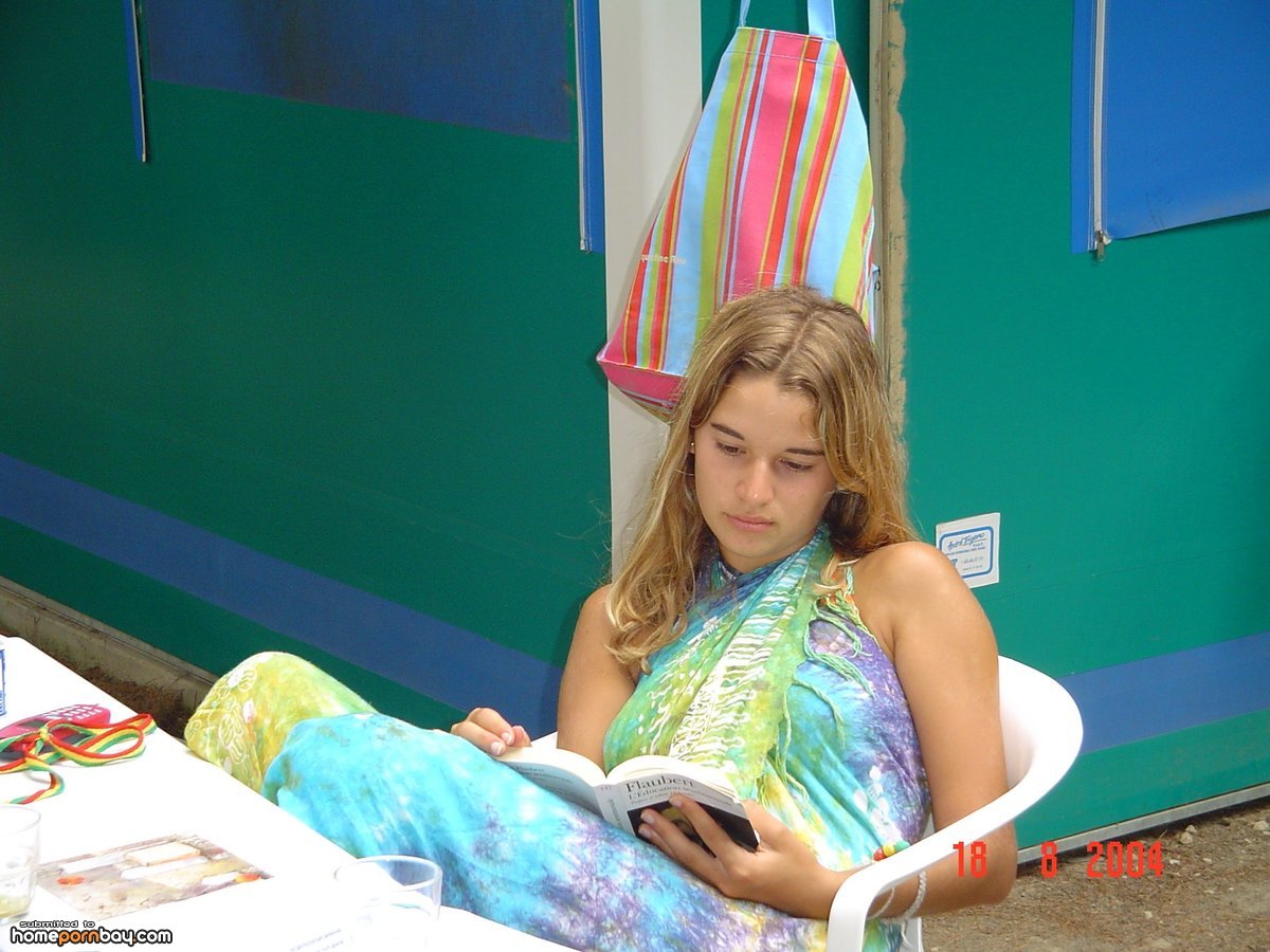 Hairy amateur wife posing for hubby